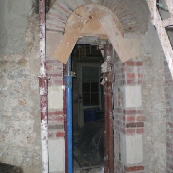 Arc en terre cuite dans une mur en pierre à Château du Loir (72)