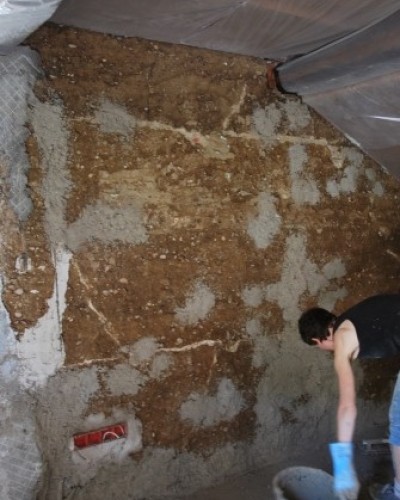Béton de chaux, gobetis de chaux et enduit terre / chaux / sable / filasse de chanvre à Vasselin (Isère)