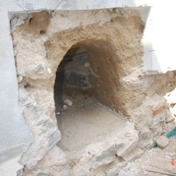 Chantier à Amplepuis : Gestion de l'humidité sur un mur en pisé
