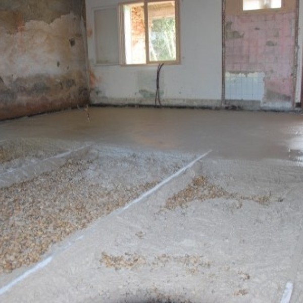 Chantier à Bâgé la ville : Dalle à la chaux d’environ 40 m2