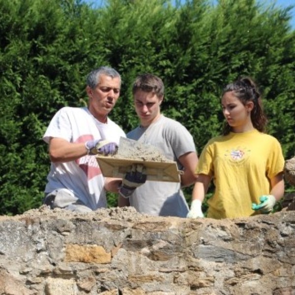Chantier à Chaponost : mur en pierre vandalisé, made in "Formaterre's family"