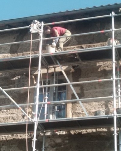 Chantier à Courzieu : "lancement de chantier de Façade" en terre/chaux/sable/chenevotte