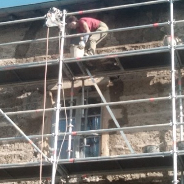 Chantier à Courzieu : "lancement de chantier de Façade" en terre/chaux/sable/chenevotte