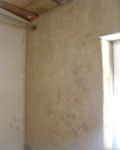 Chantier au Mas Rilliers : enduit de finition terre-chaux-sable