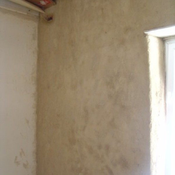 Chantier au Mas Rilliers : enduit de finition terre-chaux-sable