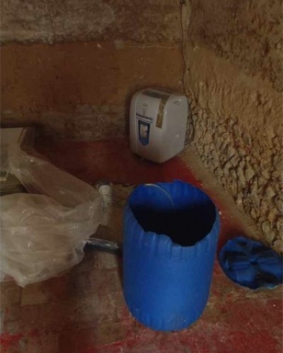 Chantier-école : ouvertures variées dans un mur en pisé