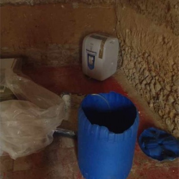 Chantier-école : ouvertures variées dans un mur en pisé