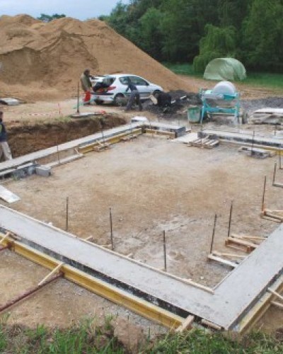 Chantier en 6,5 jours : fondations romaines - soubassement en béton de chaux, ciment prompt naturel et pouzzolane