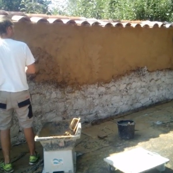 Chantier patrimoine - pisé à Andrezieu-Bouthéon