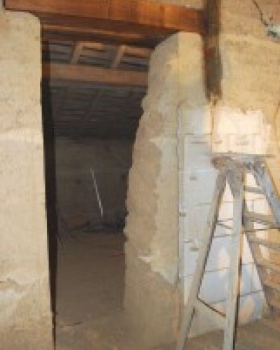 Chantier à Chassins dans l'Ain : ouverture dans un mur en pisé