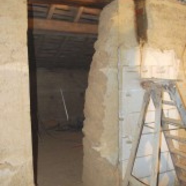 Chantier à Chassins dans l'Ain : ouverture dans un mur en pisé