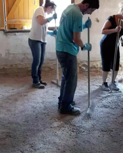 Dalle chaux - liège dans une bâtisse en pisé à Chaveyriat (01)
