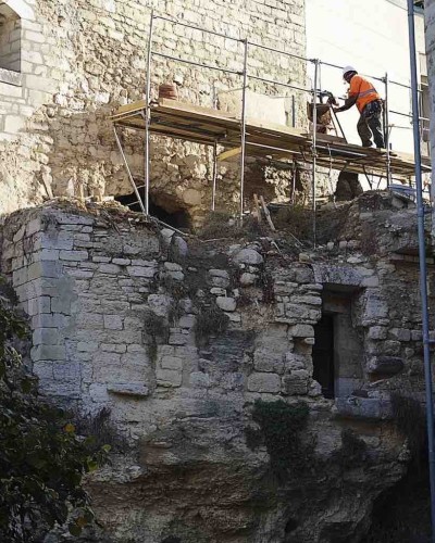 Double étanchéité sur un mur de rempart du XIVème