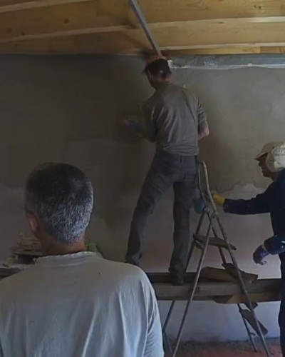 Enduit chaux-sable sur béton cellulaire et terre sur mur en pisé à Diémoz