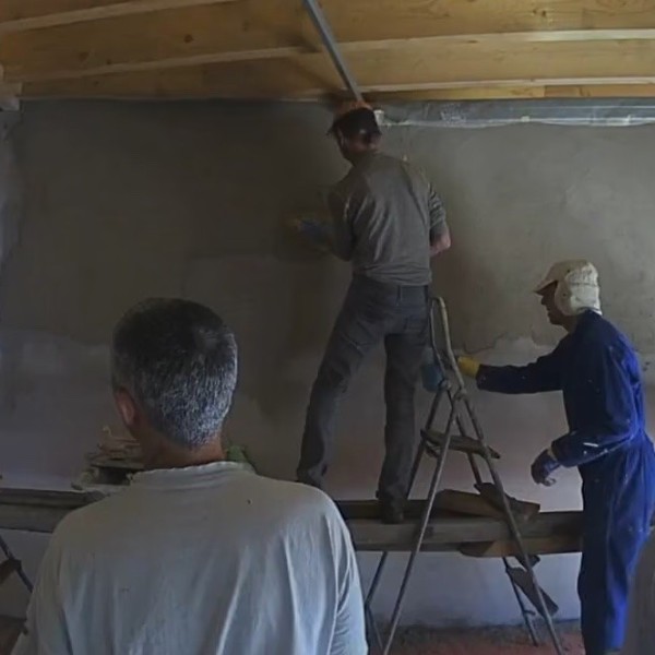 Enduit chaux-sable sur béton cellulaire et terre sur mur en pisé à Diémoz