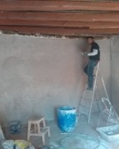 Enduit chaux sur mur en pisé à Luzinay