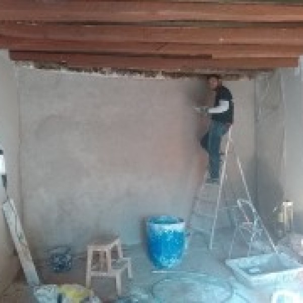 Enduit chaux sur mur en pisé à Luzinay