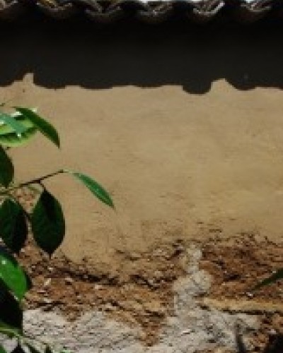 Enduit terre/chaux/chenevotte/sable sur un mur en pisé à Francheville (69)