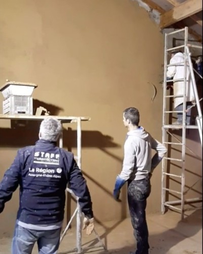 Enduit terre sur mur en pisé et canisse à Francheville (69)