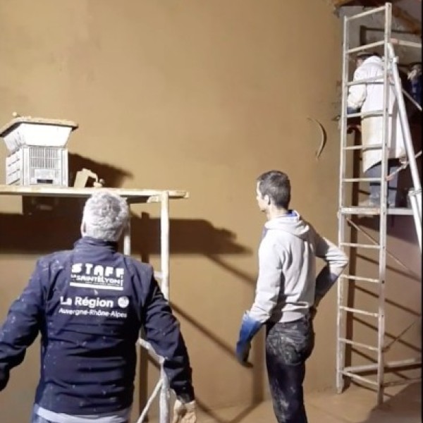 Enduit terre sur mur en pisé et canisse à Francheville (69)
