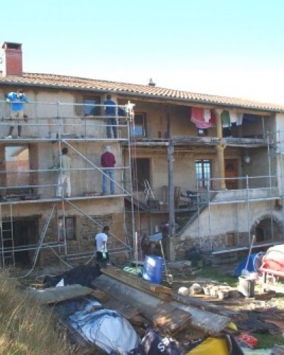 Façade enduite à la chaux à Courzieu (Rhône)