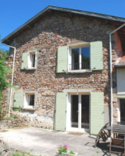 Façade enduite à la chaux à Valsonne (Rhône) et fabrication de peinture à l'ocre pour le forget
