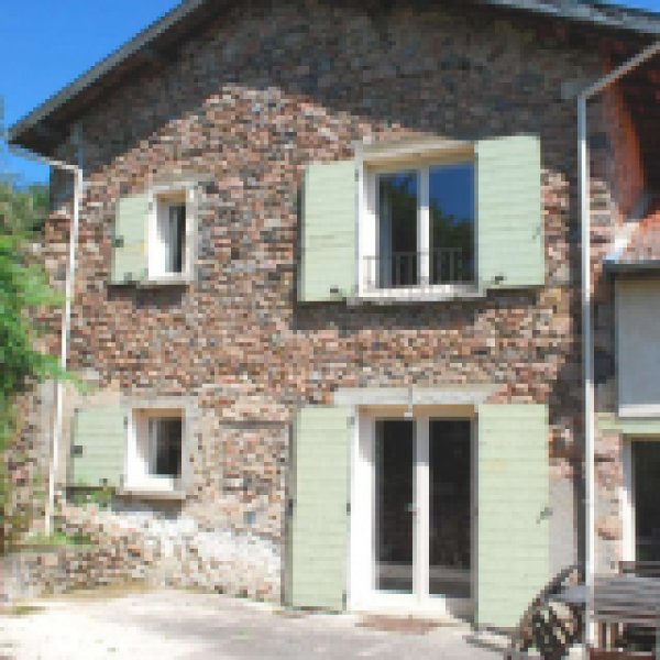 Façade enduite à la chaux à Valsonne (Rhône) et fabrication de peinture à l'ocre pour le forget