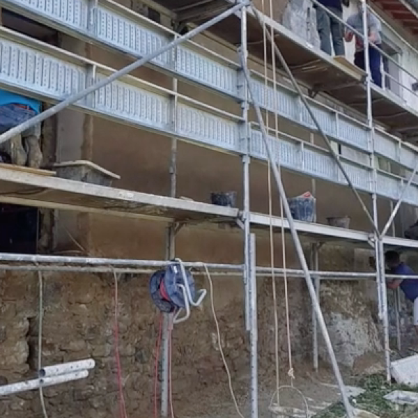 façade en pisé de 120 m2 réalisée en 2 jours par des vrais débutants !