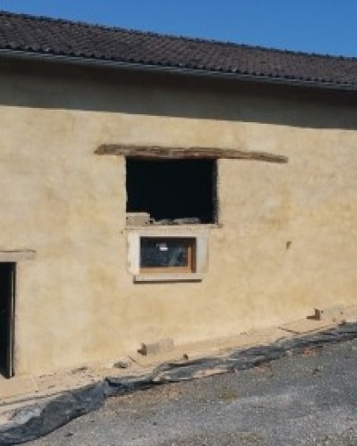 Façade en pisé enduite en terre-chaux en 2 jours à Amplepuis