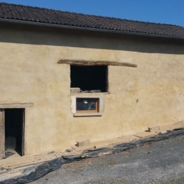 Façade en pisé enduite en terre-chaux en 2 jours à Amplepuis