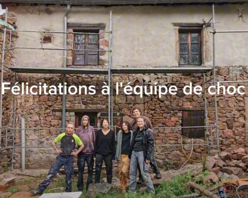 Façade en pisé enduite à la chaux