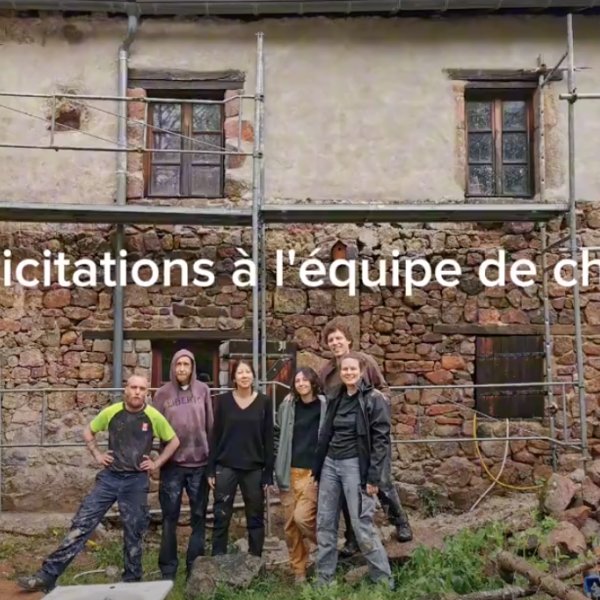 Façade en pisé enduite à la chaux