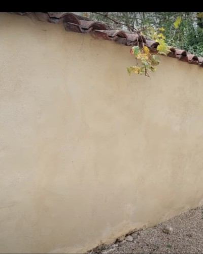 Un chantier réalisé il y a 4 ans sur un très long mur en pisé