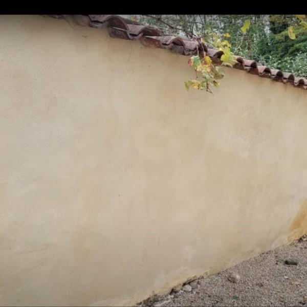 Un chantier réalisé il y a 4 ans sur un très long mur en pisé