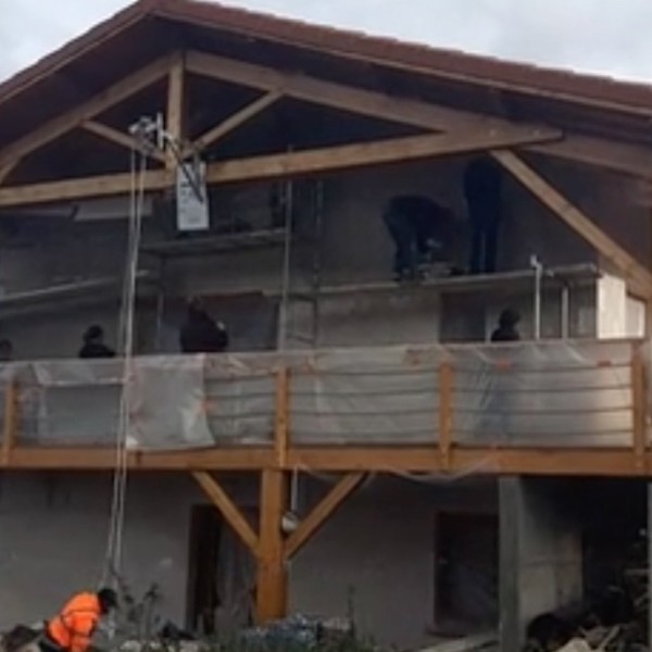 3 façades en 3 jours sur briques de terre cuite à Courzieux