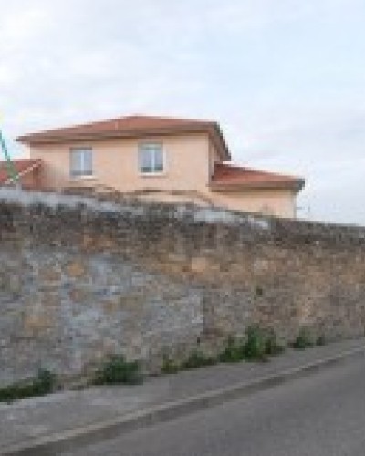Jointoiement à la chaux dans un mur un pierres à Chaponost