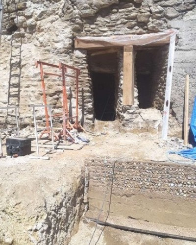 changement de linteau dans un mur en pierre de soutènement de 2 m d'épaisseur