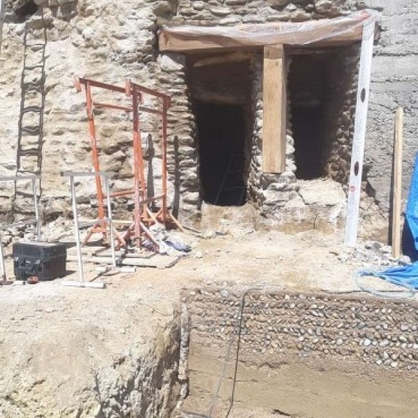 changement de linteau dans un mur en pierre de soutènement de 2 m d'épaisseur
