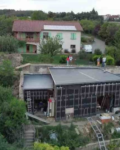 Construction d'une maison éconologique sur des remparts du XIV à Communay (69)