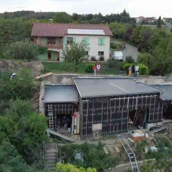 Construction d'une maison éconologique sur des remparts du XIV à Communay (69)