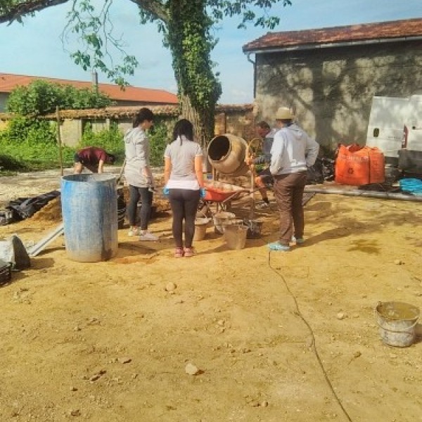 Mortier et béton de terre local pour réparer un mur en pisé à Tramoyes (Ain)