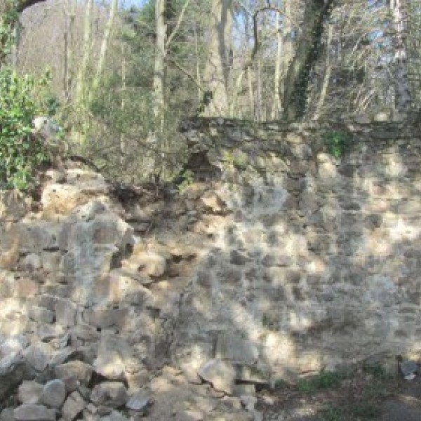 Mur de soutènement en pierres sèches