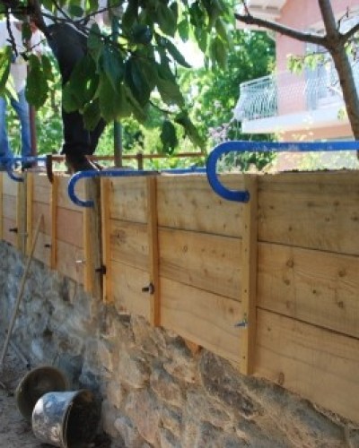 Mur en pisé avec la terre de l'ancien mur en pisé.... à Messimy