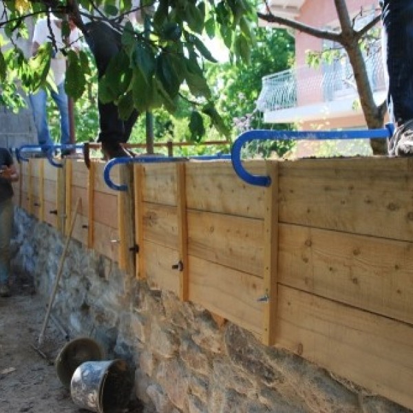Mur en pisé avec la terre de l'ancien mur en pisé.... à Messimy
