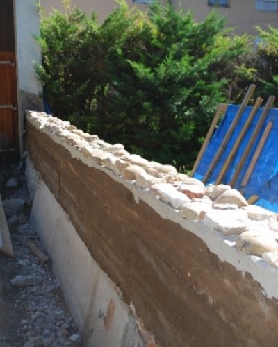 Mur en pisé et enduit à la chaux... sur plus de 40 m !