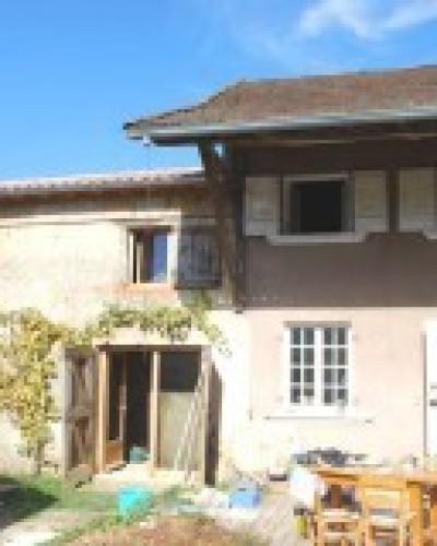 Ouverture à deux niveaux dans la bâtisse en pisé de Thierry et Isabelle (Ain)