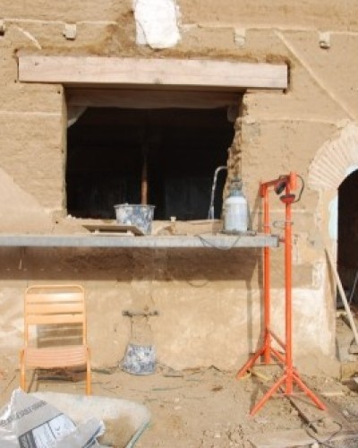 Ouverture dans un mur en pisé à Misérieux