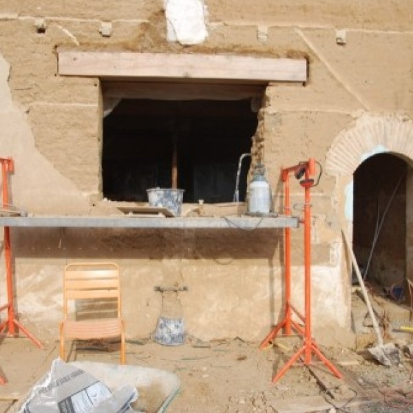 Ouverture dans un mur en pisé à Misérieux