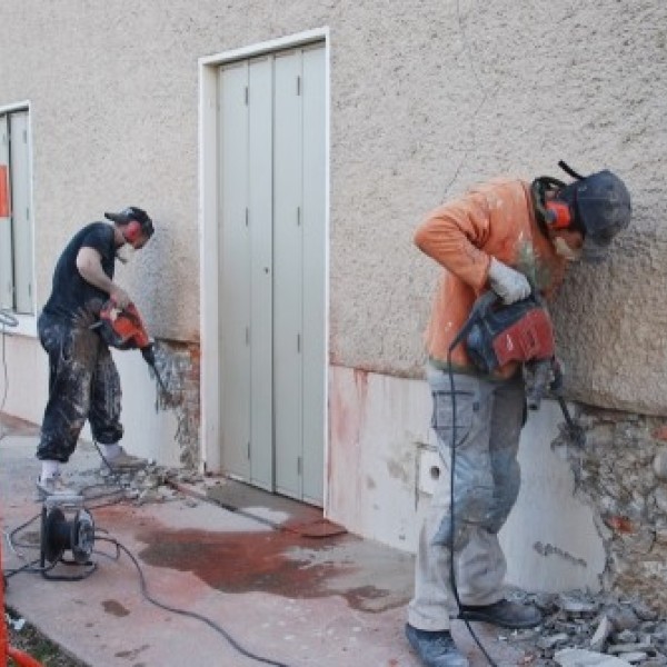 Ouverture dans un mur en pisé à St Eloi (Ain)