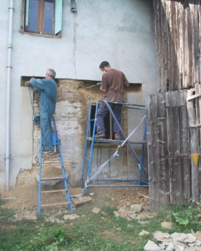 Ouverture dans un mur en pisé aux Avenières (Isère)